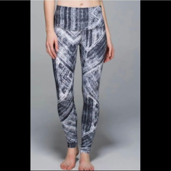 Lululemon Wunder Under roll down leggings. Size 2 - Picture 2 of 7